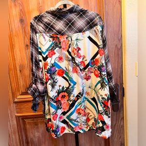 NWT Tolani Collection CUTE Floral Print BUTTON DOWN TOP